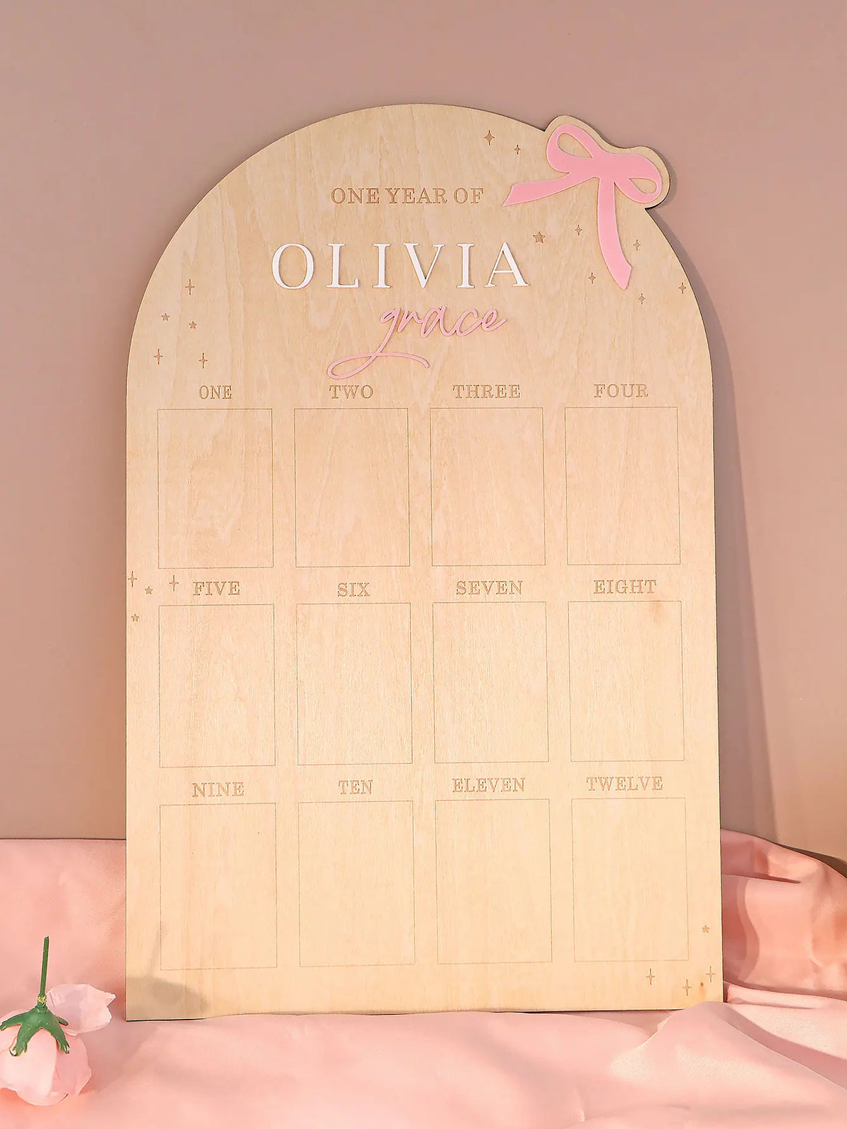 cadre photo mural bois naturel clair ruban rose anniversaire bébé 12 mois classique decoration