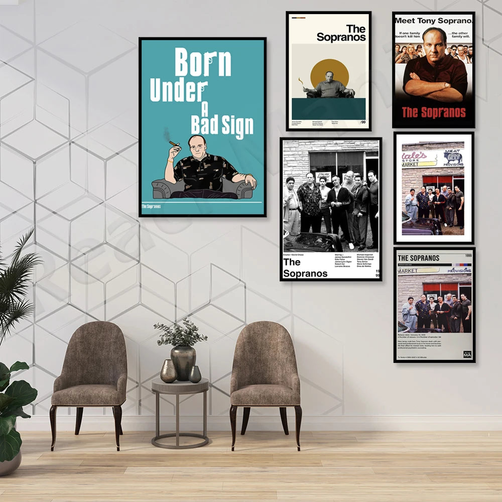 Cette image affiche une collection d'affiches et d'illustrations liées à la série télévisée "The Sopranos", notamment avec des illustrations et des images des personnages principaux. L'image est composée d'éléments de décor, tels que des fauteuils et des plantes, créant un environnement chaleureux et accueillant.