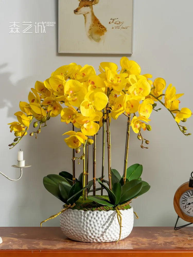 Orchidée artificielle en pot sur table - décoration salon moderne