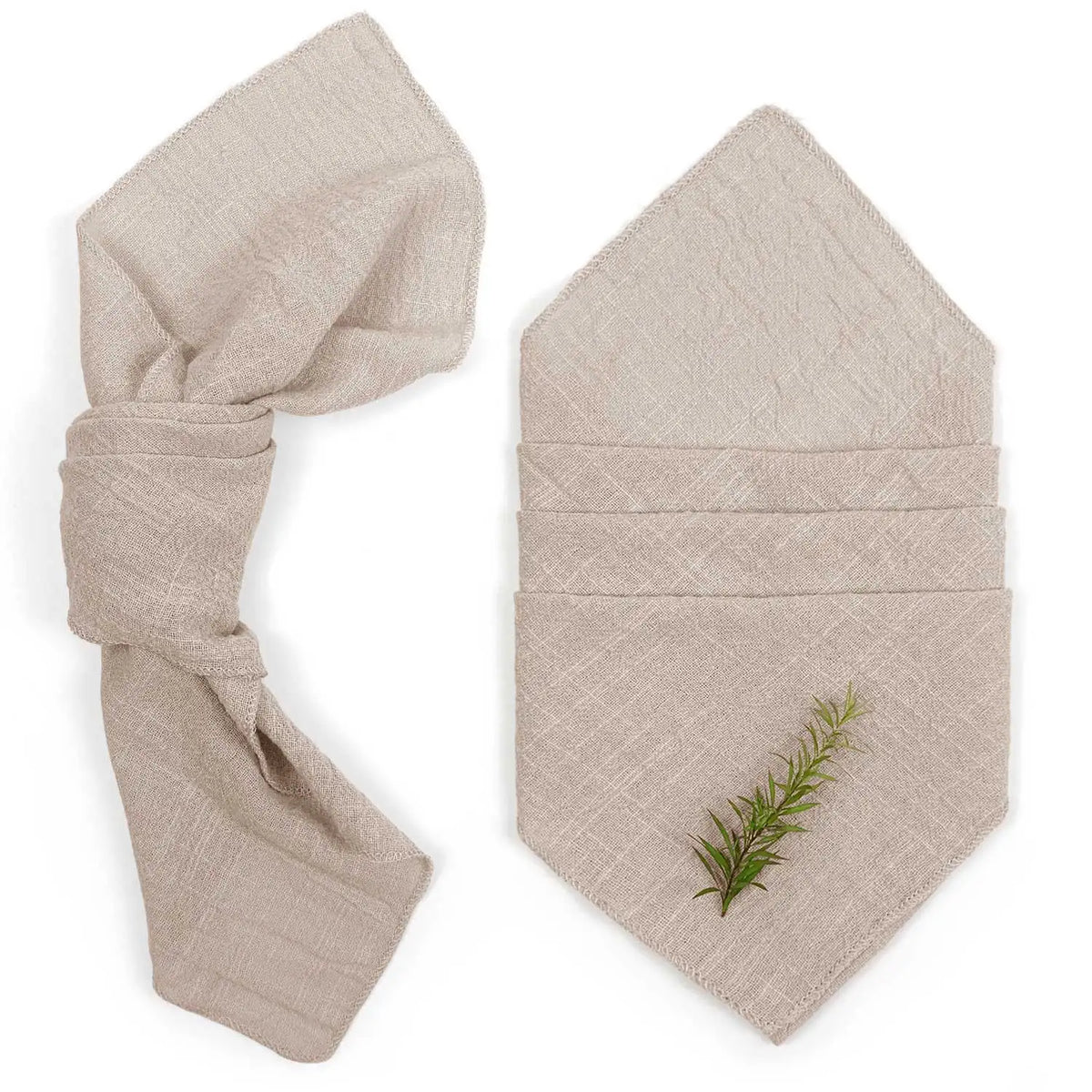 Un linge de table neutre avec une feuille de romarin.