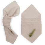 Un linge de table neutre avec une feuille de romarin.