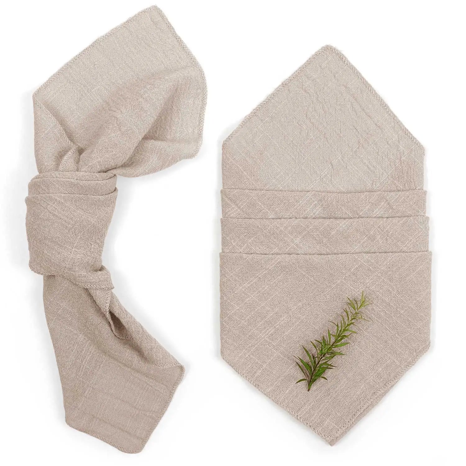 Un linge de table neutre avec une feuille de romarin.