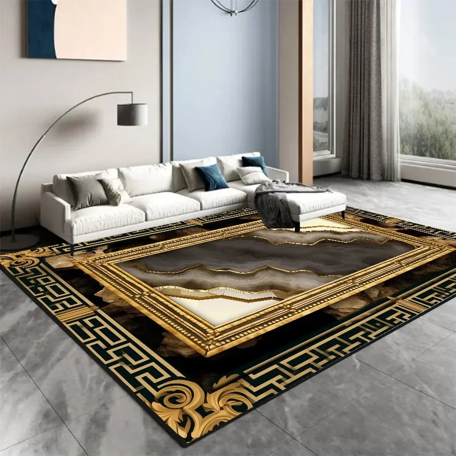 Un riche tapis orné de motifs dorés élégants et de formes ondulées qui complète parfaitement l'ameublement moderne et épuré du salon.
