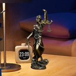 statue dorée déesse justice époque classique résine détails sculpturaux balance épée serpent décoration maison
