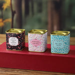 boîtes métal bleu rose noir fleurs vintage capsules étiquettes messages conservation snacks thé