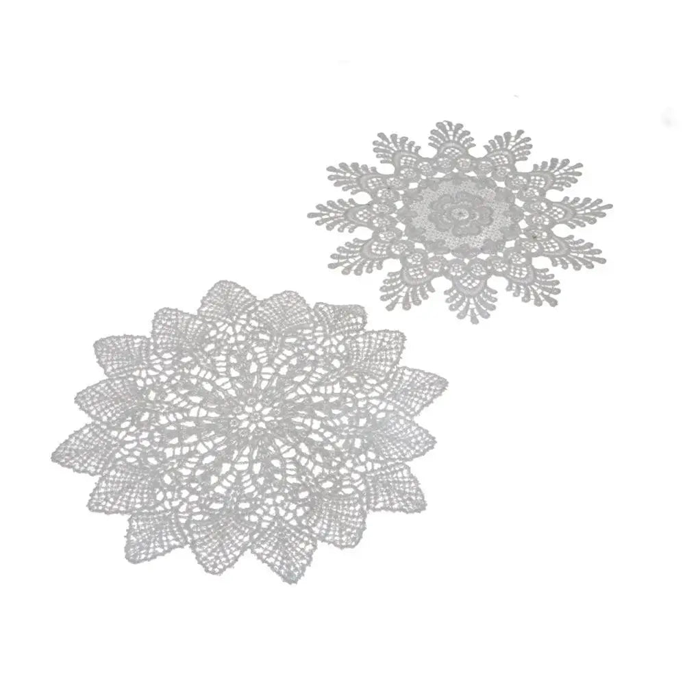 serviette table dentelle blanche motif fleurs élégante décoration table traditionnelle décorative ronde