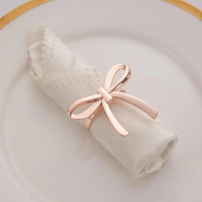 anneaux serviette or argent texture rugueuse moderne fixation minimaliste set table