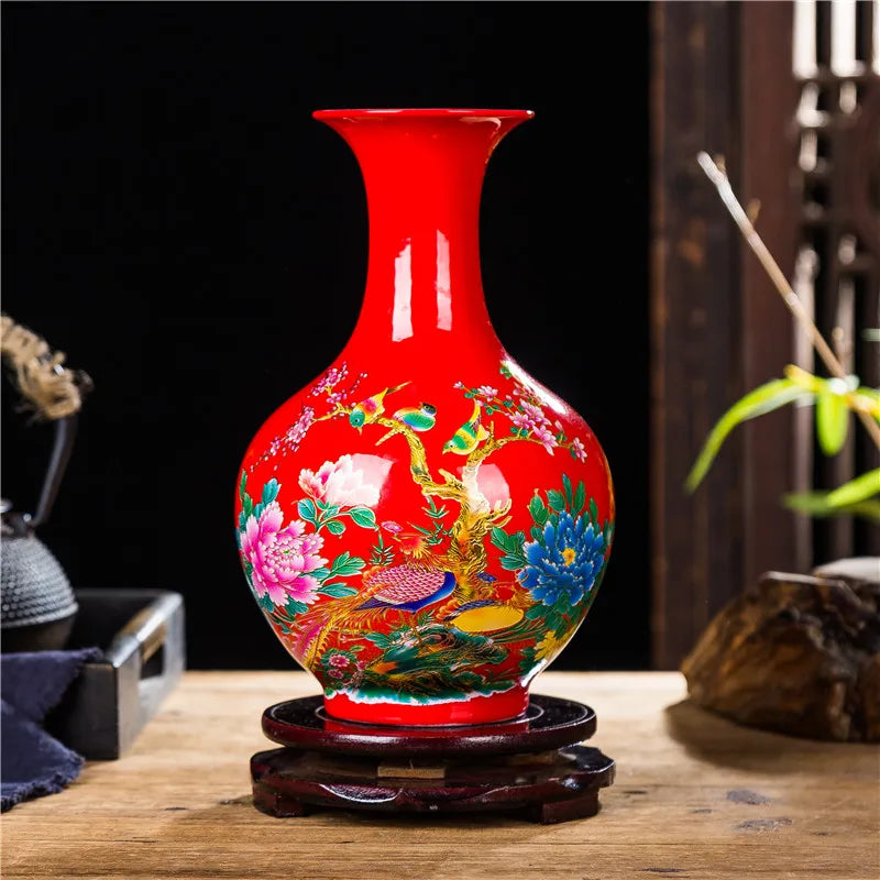 Un magnifique vase décoratif en céramique rouge vif, orné de motifs floraux et de paons colorés, créant une pièce d'intérieur unique et fascinante.