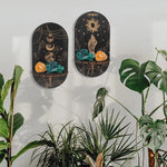 étagère murale noire dorée ornementations astrologiques pendeloques semi précieuses artisanal