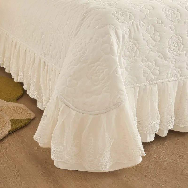 Couvre-lit blanc uni avec finitions en dentelle élégante