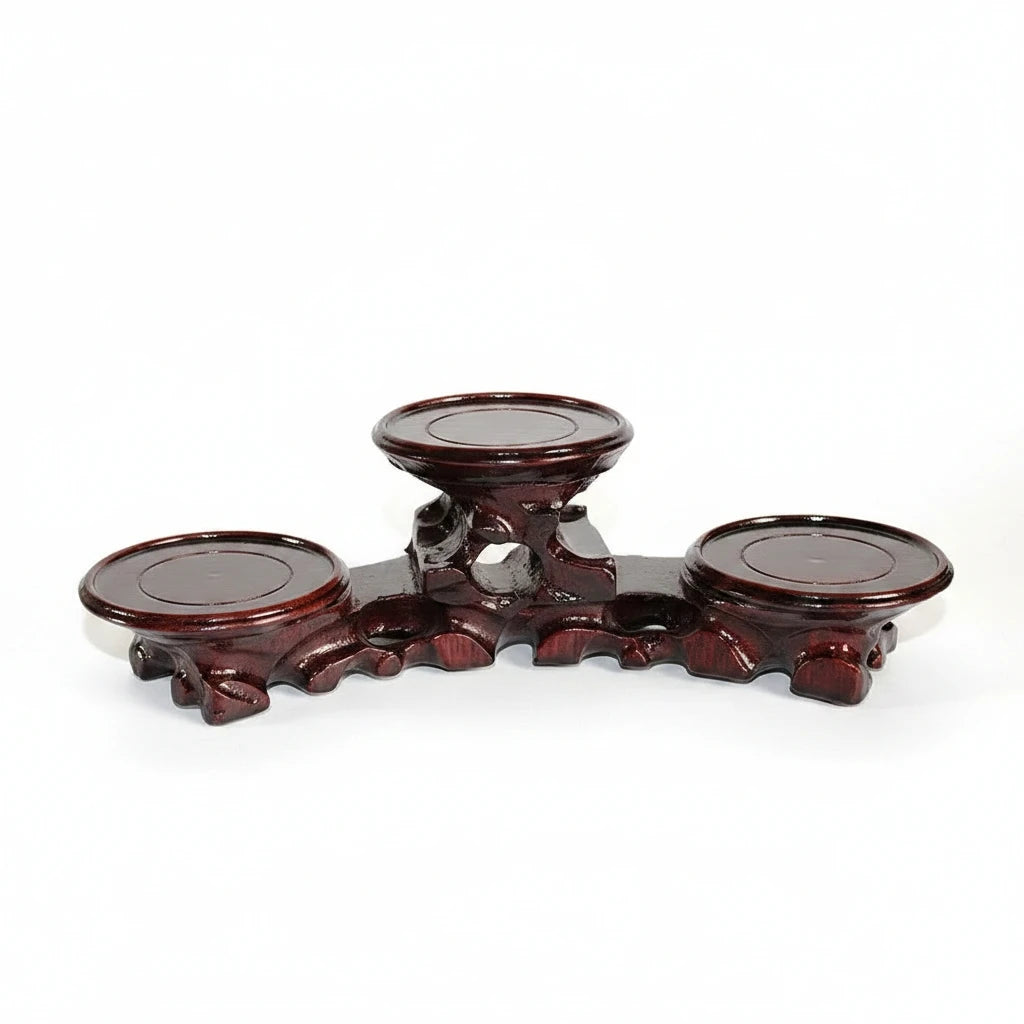 présentoir bois sculpté chinois plateformes circulaires vases céramique fleur séchée bouddha pierre