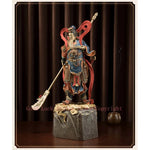 statue personnage masculin armure bâton socle rocheux motifs complexes couleurs or rouge bleuTextures variées