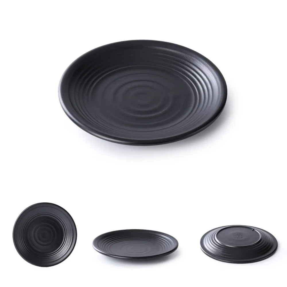 assiettes rondes noires motifs concentriques variés résistants chutes utilisation restauration commerce étoiles cercles simples