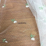 tissu dentelle transparent brodée motifs floraux roses feuilles romantique blanc rose vert