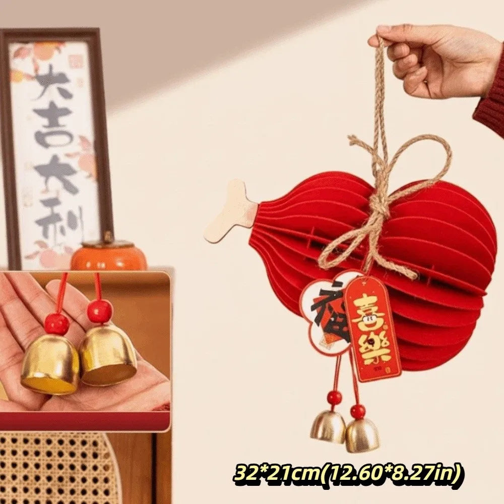 lanterne traditionnelle rouge papier plié relief cloches dorées pompons étiquettes chinoises décoration festive anniversaire
