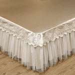 drap lit beige clair broderie fine satiné élégant oreillers taies assorties