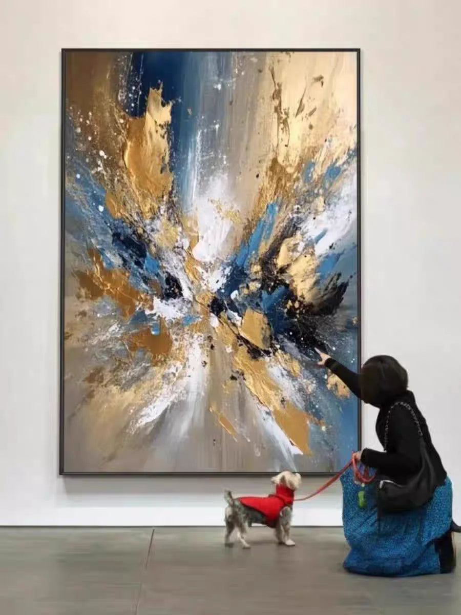 Peinture murale abstraite dans un salon moderne