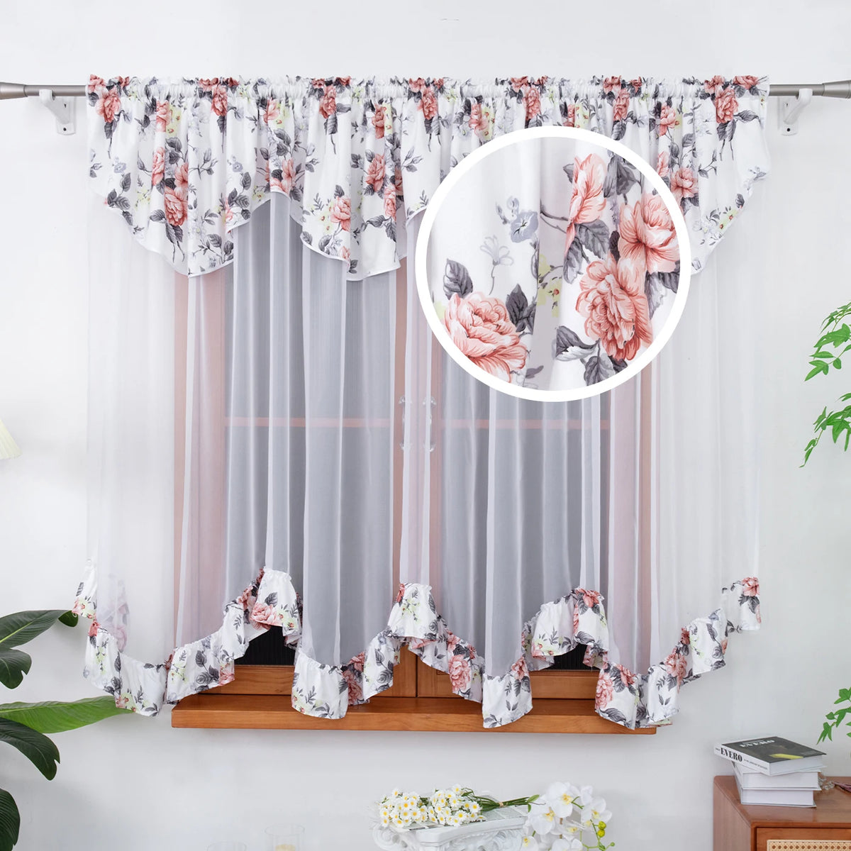 rideau floral fleurs roses feuilles vertes fond blanc translucide classique salon maison