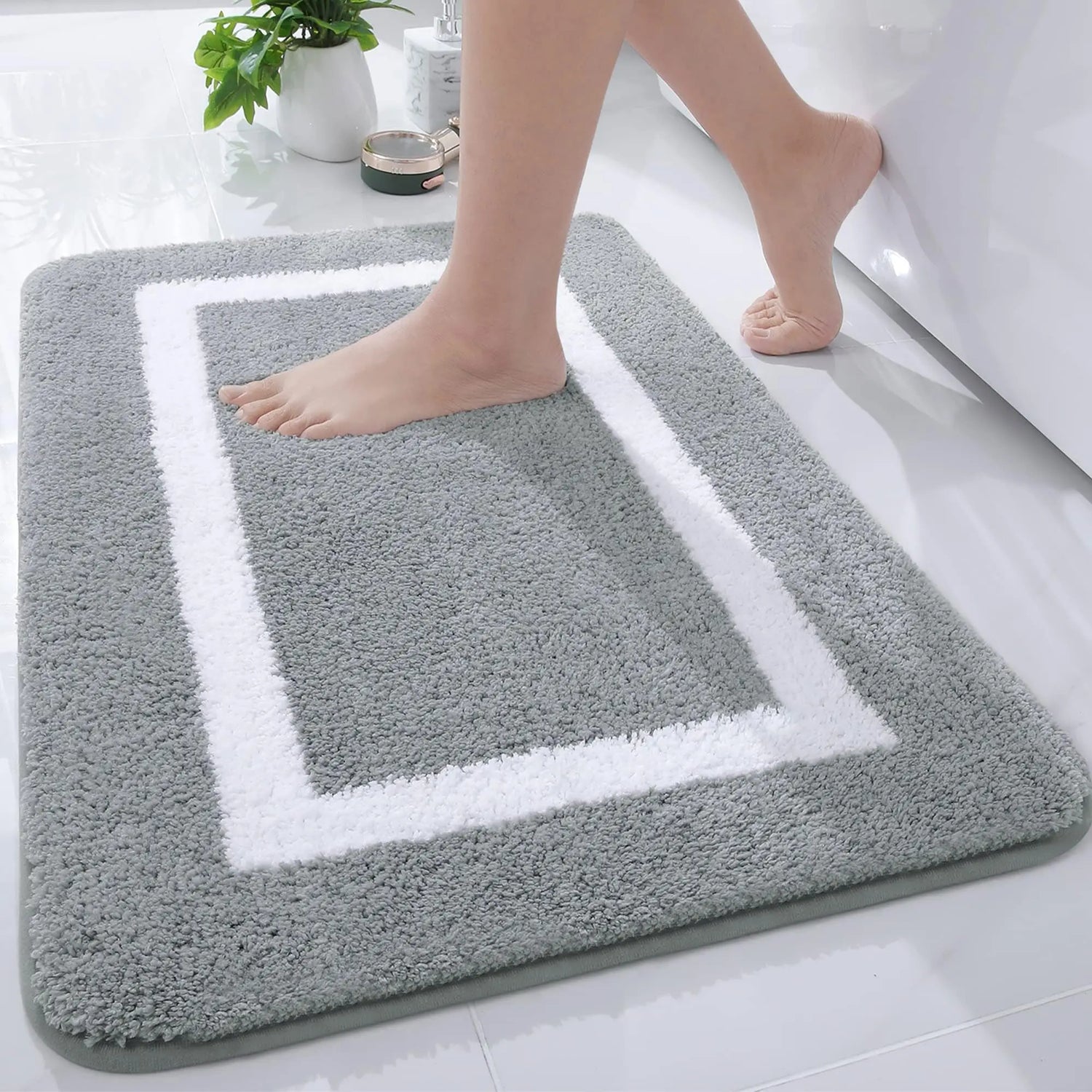 Tapis de bain antidérapant vert en microfibre douce sur sol carrelé