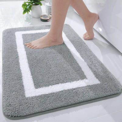 Tapis de bain antidérapant vert en microfibre douce sur sol carrelé