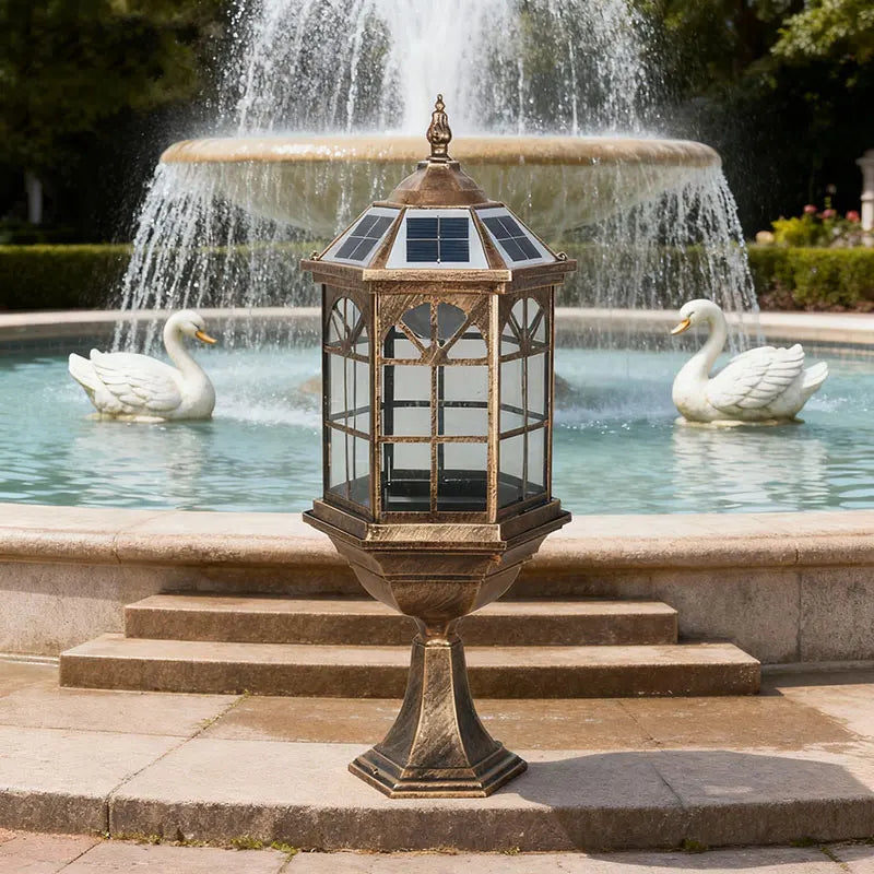 lanterne solaire dorée verre translucide motifs géométriques vintage éclairage extérieur jardin classique