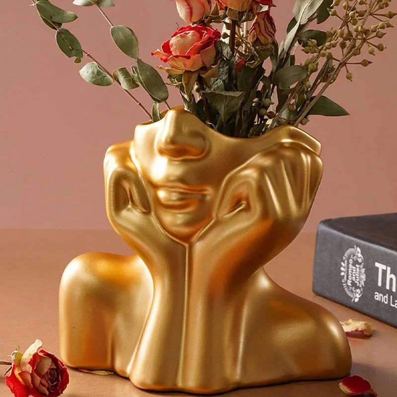 vase sculptural moderne or blanc noir mains humaines décoration intérieure luxe floral