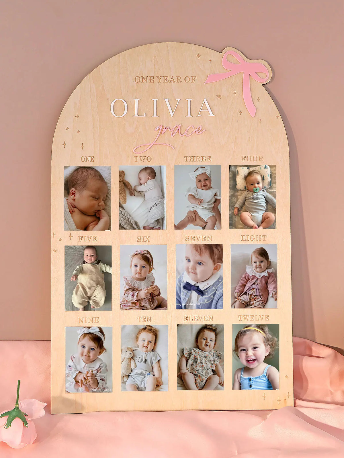 cadre photo mural bois naturel clair ruban rose anniversaire bébé 12 mois classique decoration