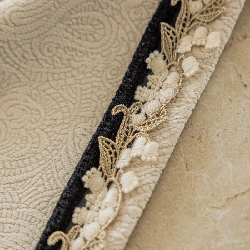 rideau beige noir motif floral brodé texture veloutée classique salon chambre fenêtre maison moderne