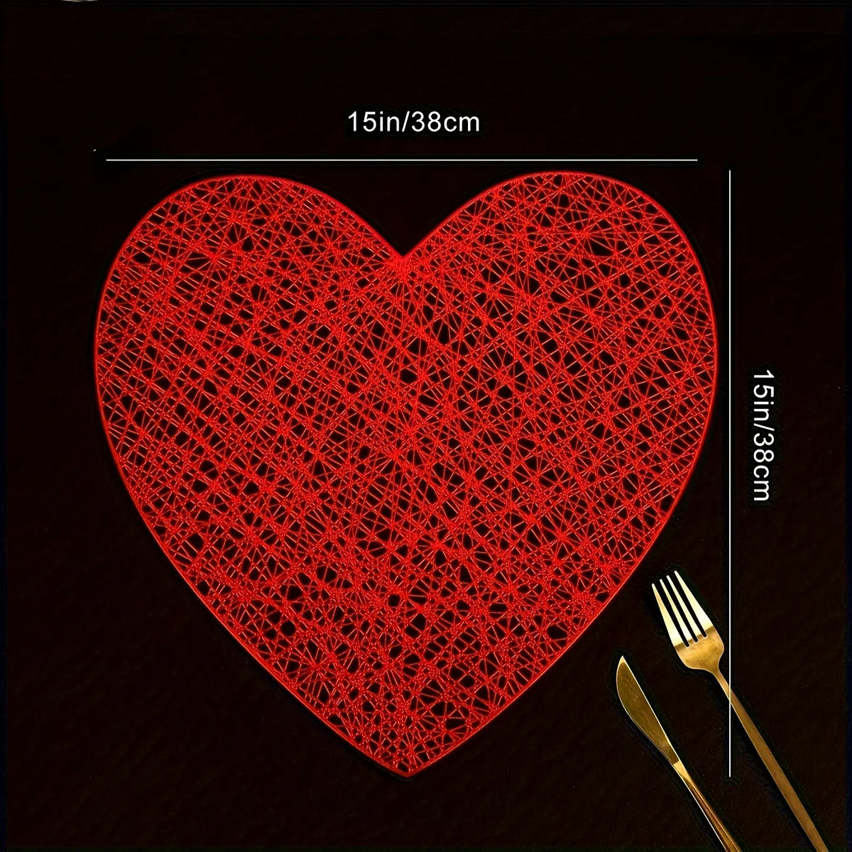 placemat rouge filigrane moderne assiettes fourchettes couteaux vase fleurs séchées table isolation résistance chaleur