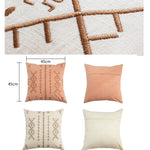 coussin carré beige clair motif géométrique moderne broderie lignes triangles décoration salon maison