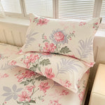 Magnifique parure de lit avec un motif floral aux nuances de rose, gris et blanc, créant une atmosphère délicate et apaisante dans la chambre.