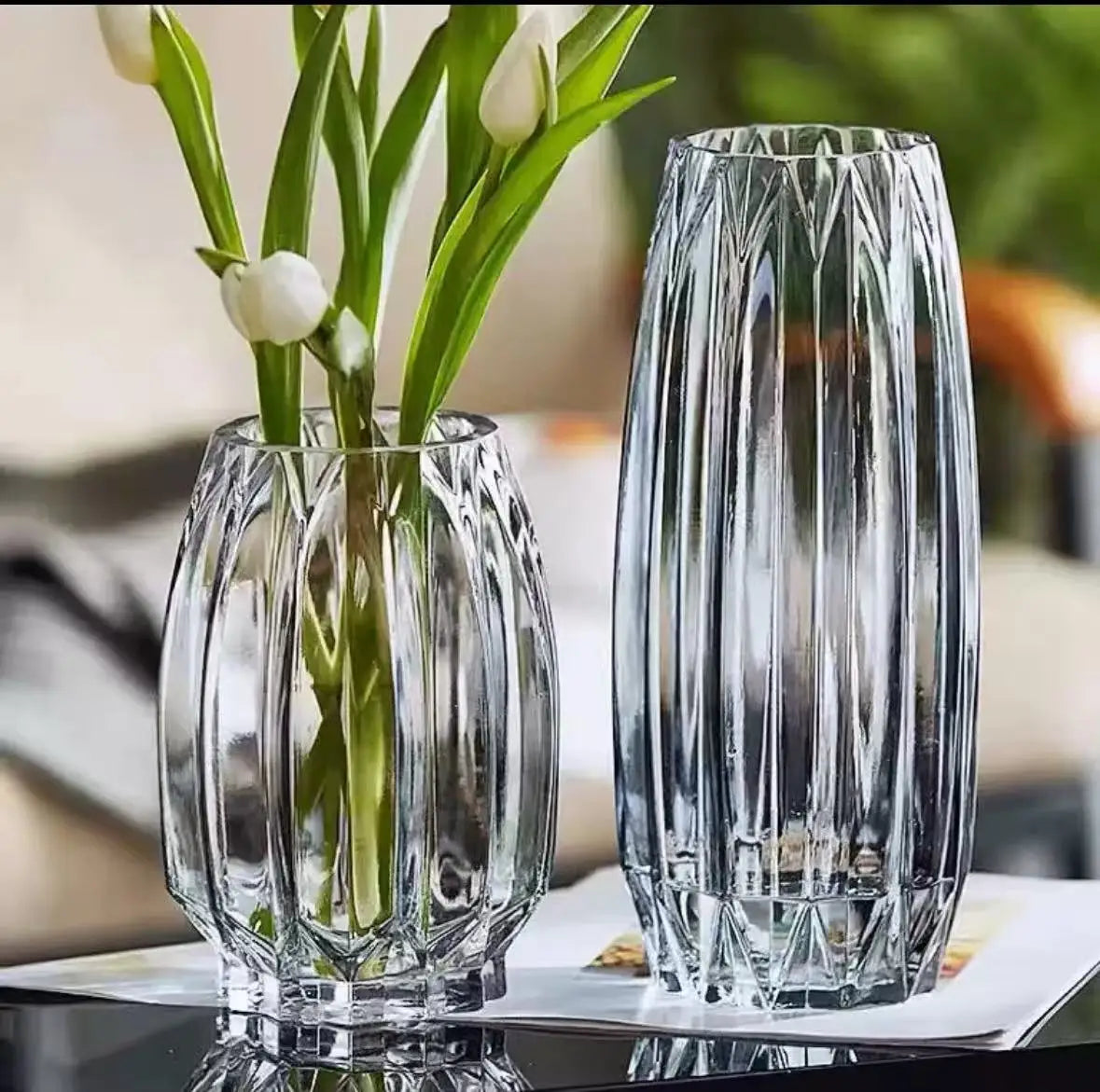 vase verre transparent moderne rayures verticales intérieur salon fleurs arrangements