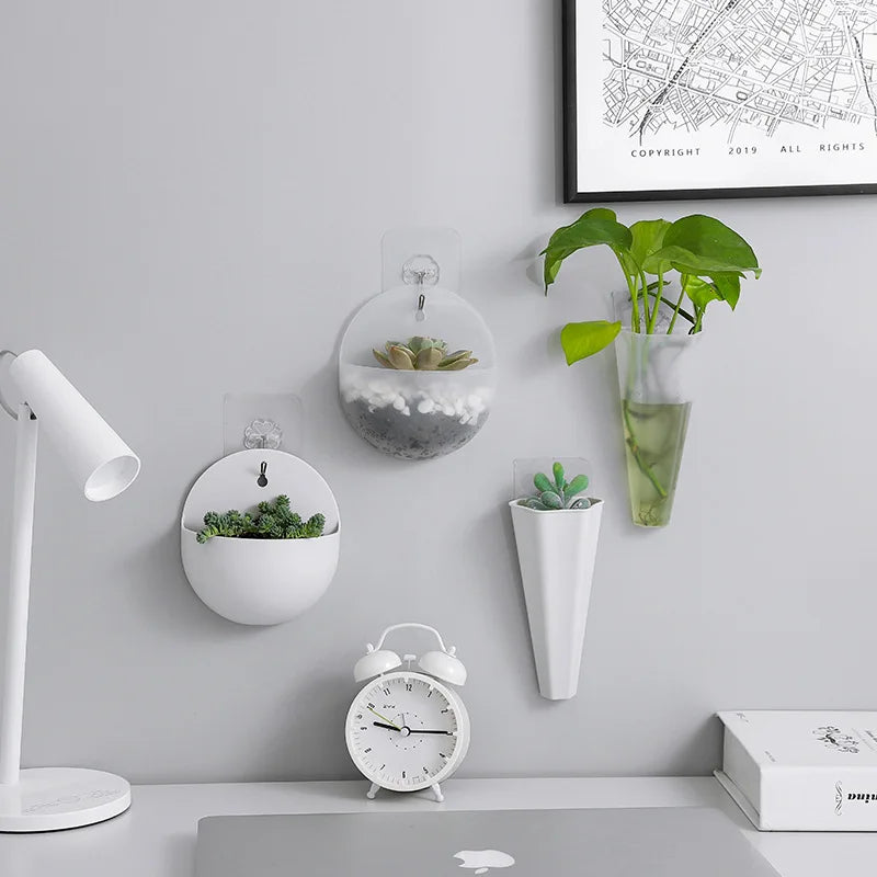 Jardinière murale suspendue en plastique blanc avec plante verte