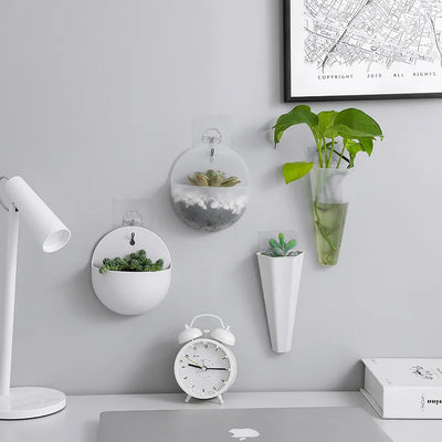 Jardinière murale suspendue en plastique blanc avec plante verte