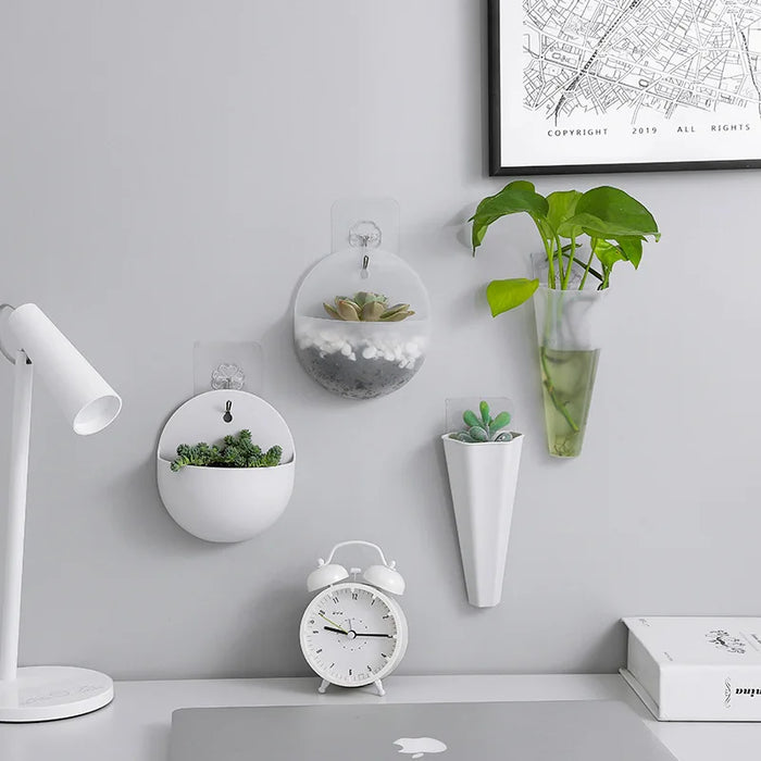 Jardinière murale suspendue en plastique blanc avec plante verte