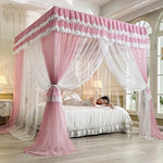 Un lit avec un superbe baldaquin rose et blanc décoré de dentelle, créant une ambiance romantique et apaisante dans cette belle chambre.
