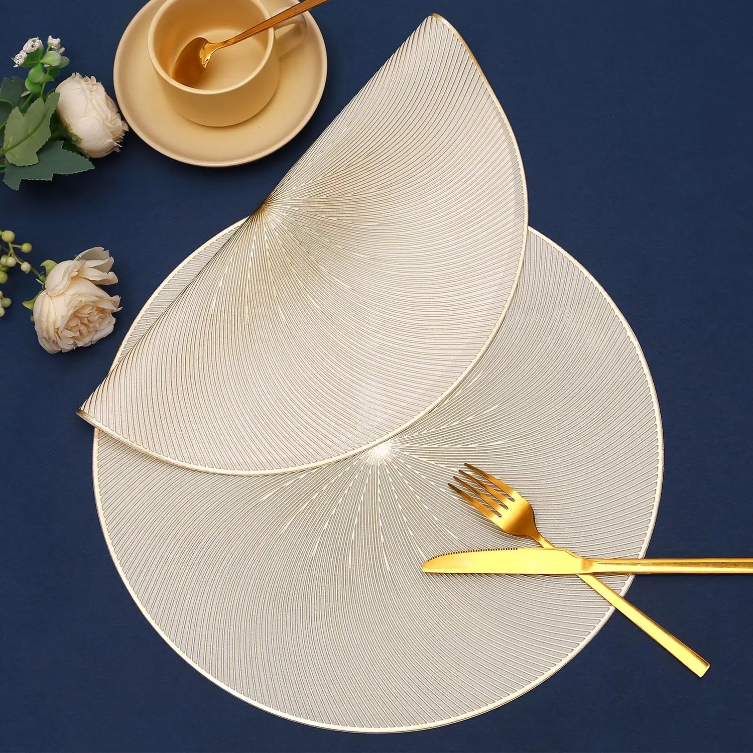 Set de table doré rond 38 cm brillant sur table en bois