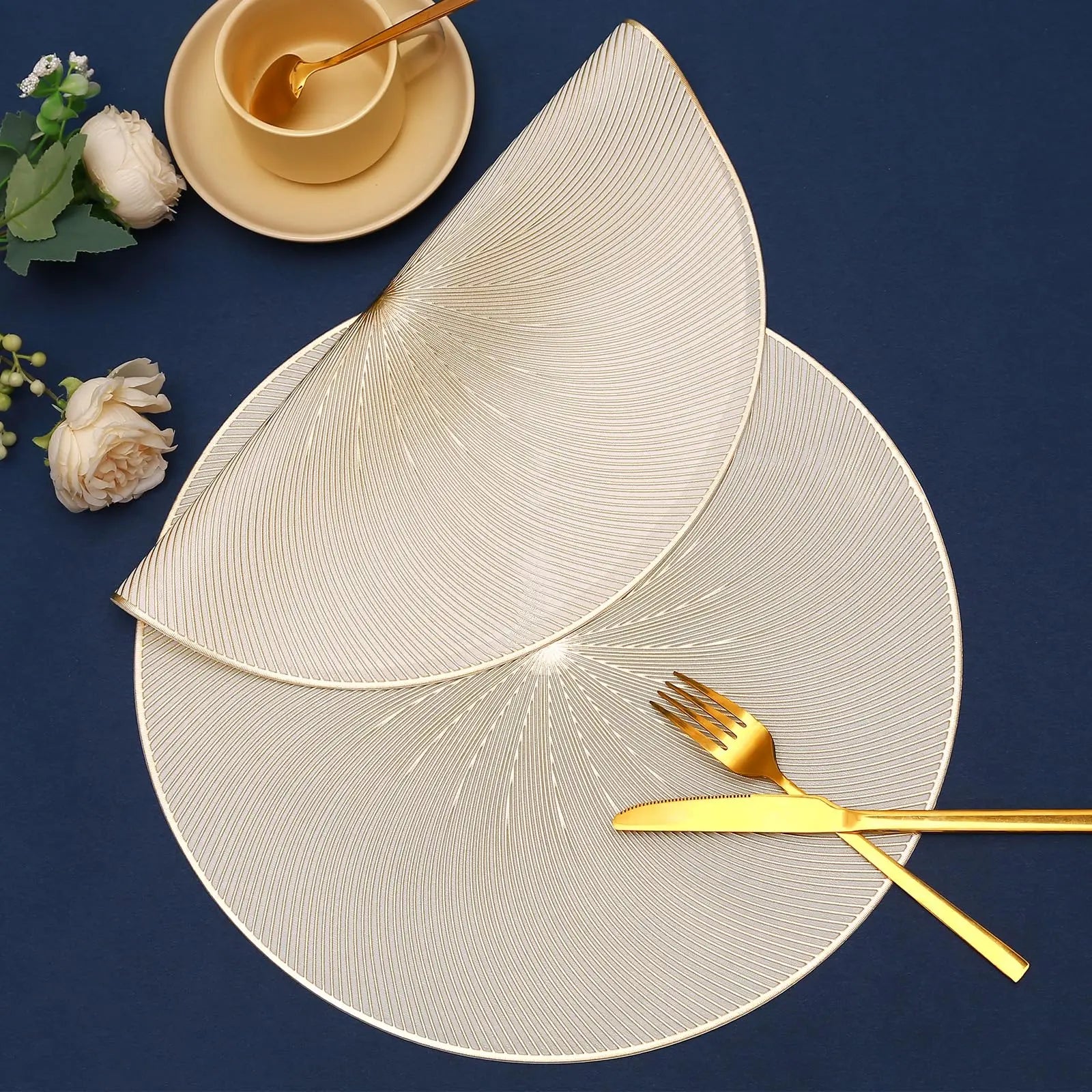 Set de table doré rond 38 cm brillant sur table en bois