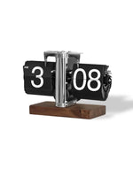 horloge numérique moderne horloge pieds boules chiffres noirs fond blanc métal brillant minimaliste affichage