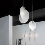 Détail du design nordique et des matériaux soie et métal de la suspension