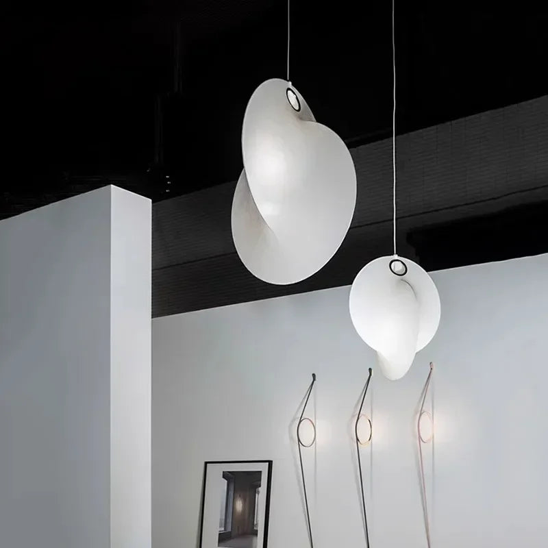 Détail du design nordique et des matériaux soie et métal de la suspension