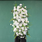 décoration mariage arrangement fleurs artificielles roses blanches feuilles vertes intérieur DIY