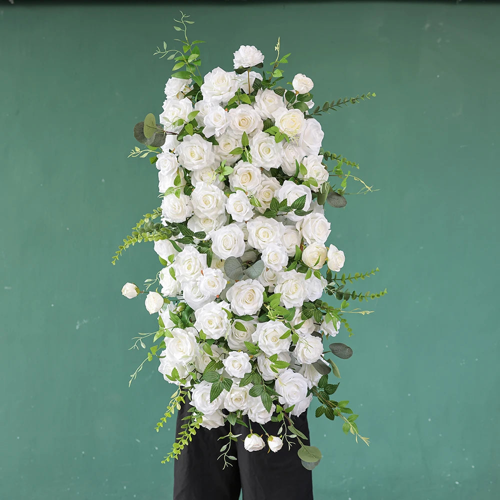 décoration mariage arrangement fleurs artificielles roses blanches feuilles vertes intérieur DIY