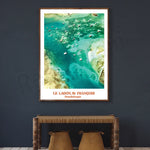 Le lagon lumineux et turquoise de Saint-François en Guadeloupe est survolé par de nombreux bateaux de plaisance, offrant une vue panoramique captivante sur cet environnement maritime paradisiaque.