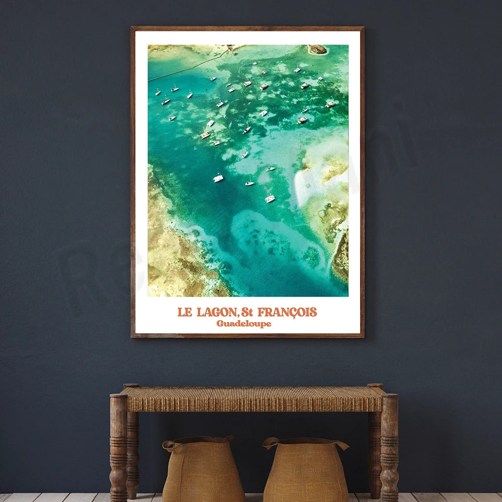 Le lagon lumineux et turquoise de Saint-François en Guadeloupe est survolé par de nombreux bateaux de plaisance, offrant une vue panoramique captivante sur cet environnement maritime paradisiaque.