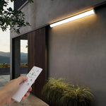 Applique murale longue LED installée sur terrasse en bois