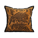 Coussin décoratif en velours avec motif animal ornemental en couleurs chaudes.