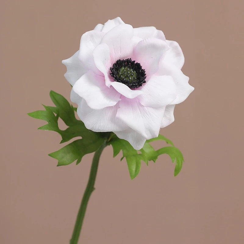 décoration intérieure bouquet fleurs artificielles anémones rose blanches violets minimaliste mariage anniversaire