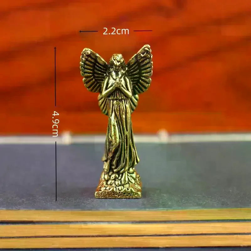 statues d'anges dorées sculptées détaillées ailes religieuses decoratives intérieur
