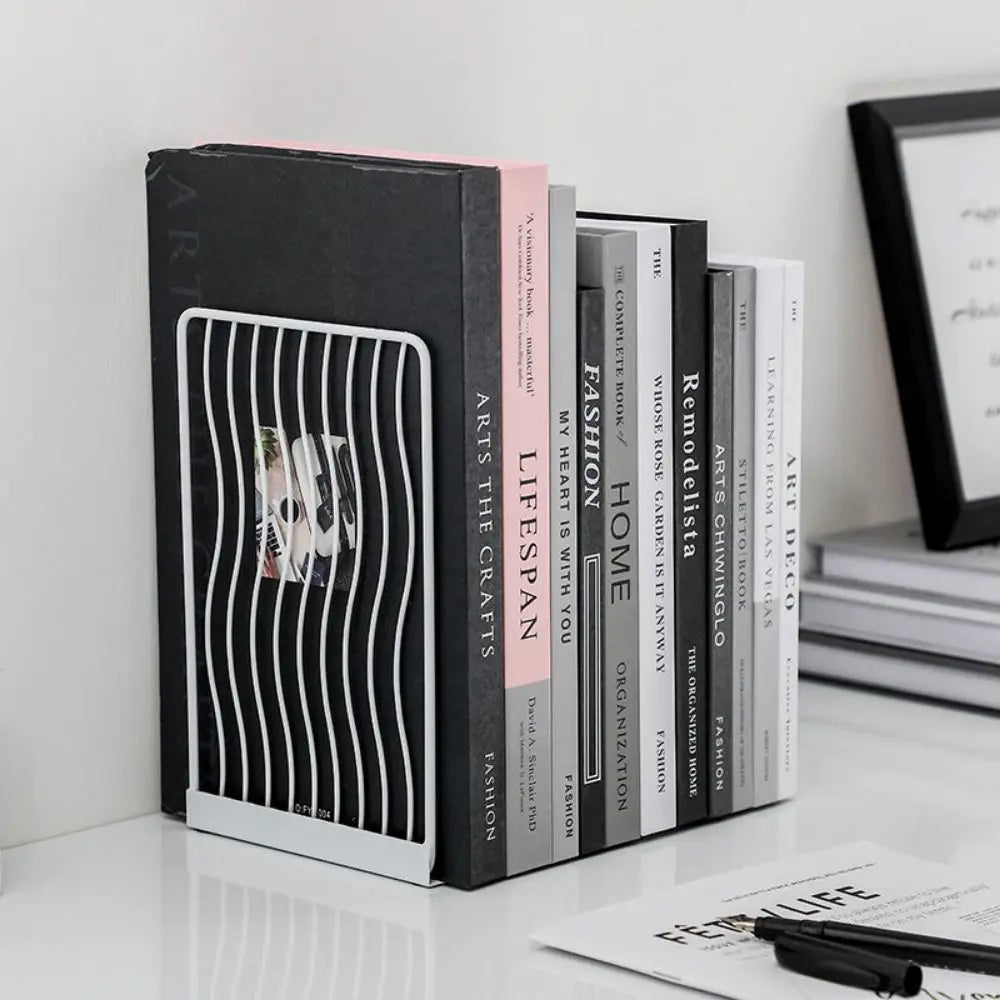 support livres minimaliste noir blanc rayures modernes gọn hơn sẽ là: